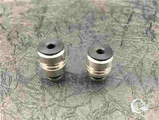 電子煙霧化器出氣孔噴油