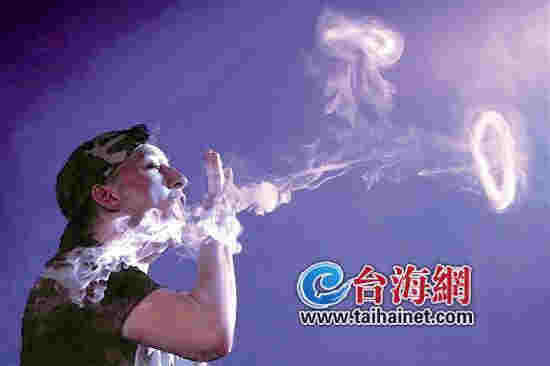 炫酷電子煙表演