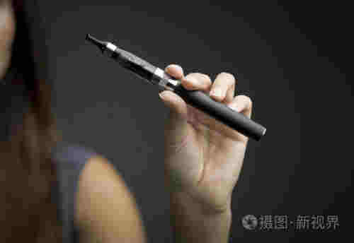 集體有電子煙的女人