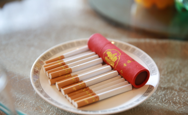 婚宴桌上香煙怎么擺