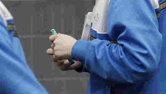 校門口文具店賣電子煙給小學生 10歲已成“老煙民”？