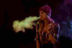 煙彈煙油哪里買股價過山車背后，電子煙尋找救命稻草