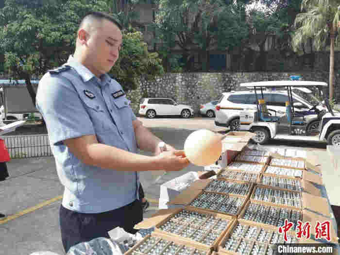 圖為警方在演示“笑氣”從瓶中導出場景?！Μ|瑋 攝