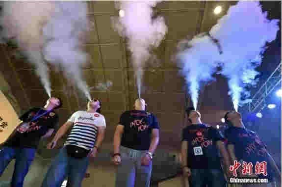 資料圖：首屆北京電子煙展上，人們在體驗電子煙。中新網記者 金碩 攝