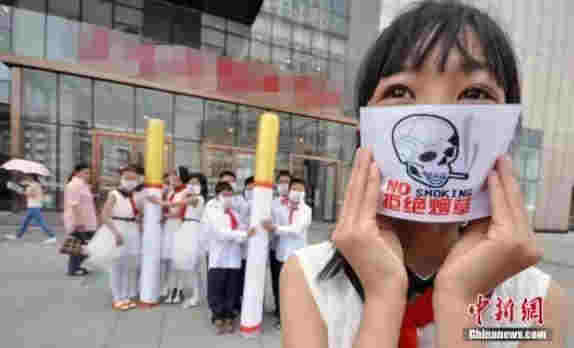 資料圖：安徽合肥小學生行為藝術力倡導戒煙。中新社發 安君 攝