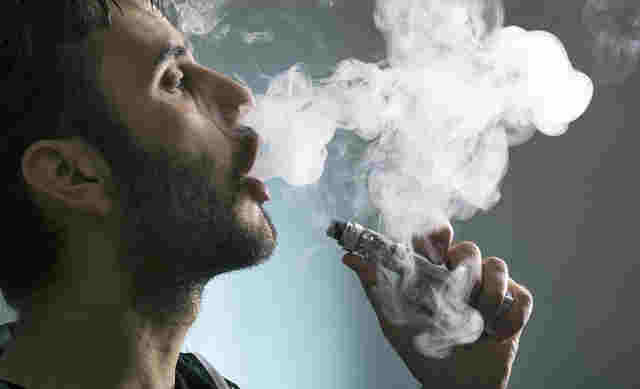 還以為電子煙健康環保？這哥們兒差點給抽死了！ 