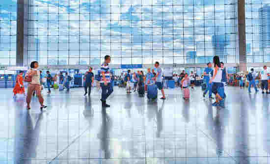 九月十二日，乘客們在成都東站候車大廳準備出發。