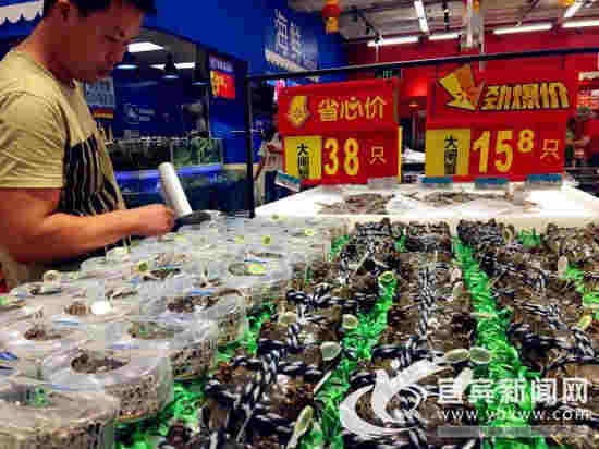 傍上中秋家宴，大閘蟹熱銷。（宜賓新聞網 王喻 攝）