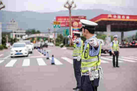 中秋在雅安咋走不堵 快收下交警蜀黍送上的避堵寶典