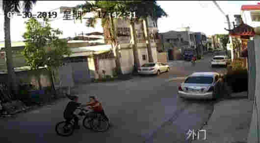 “單車版保時捷女司機”丈夫系村官，家屬稱無特權