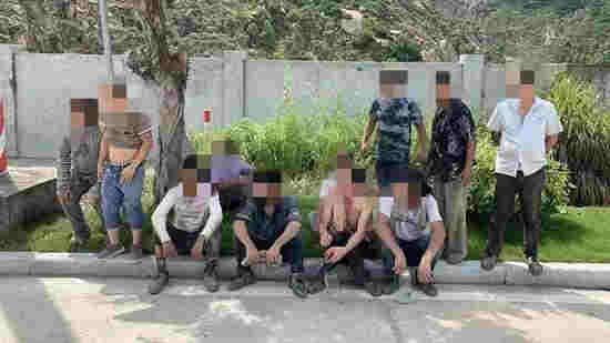 廣東高欄港驚現新型敞篷車 車上竟塞了十一個男子