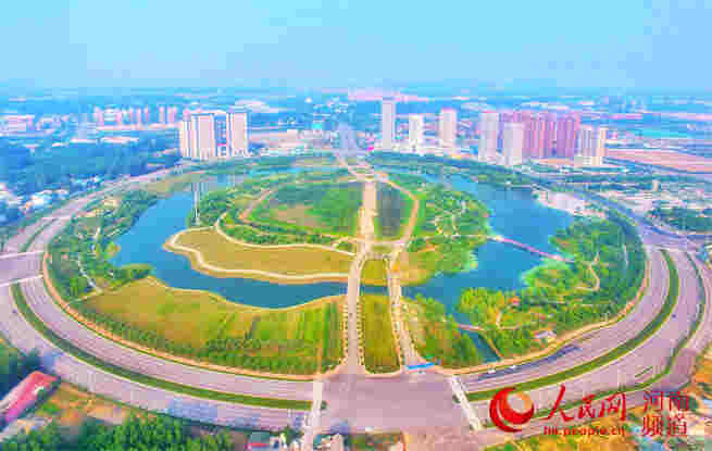 河南許昌：千年古都的綠色“蝶變”　　行走許昌，繞不開的是水，映入眼簾的是綠。水汽氤氳的鹿鳴湖，荷塘連綿的護城河，楊柳垂蔭的清潩河，總有一片波光會在不經意間晃了人眼。　　當地人說，許昌，是一座在水聲中醒來的森林城市……【詳細】