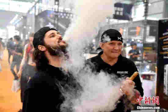 4月14日，第三屆電子煙國際產業博覽會在深圳會展中心舉行，展會吸引了包括美國、法國、英國、俄羅斯、馬來西亞等20多個國家和地區的近千個品牌參展，約2萬多名觀眾觀展。圖為電子煙參展商男子現場展示。 /p中新社記者 陳文 攝