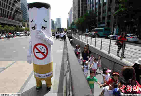 當地時間2013年5月31日，韓國首爾，世界無煙日到來，韓國展開禁煙宣傳。圖為一名穿著香煙服裝的演員在宣傳禁煙。
