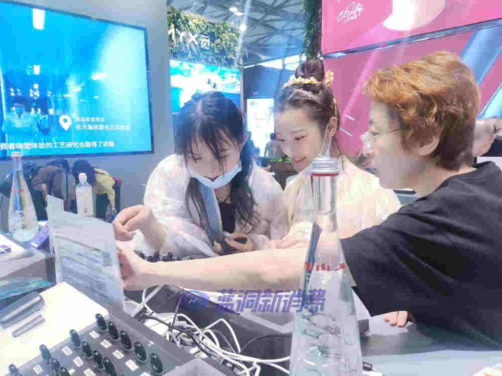 上海展探展MYX覓：天然水霧化彈首次亮相 綠植天花板凸顯天然 