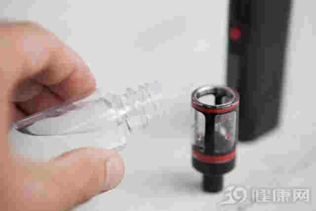 電子煙能戒煙？煙民自述：真煙戒了，卻上了電子煙的“癮” 