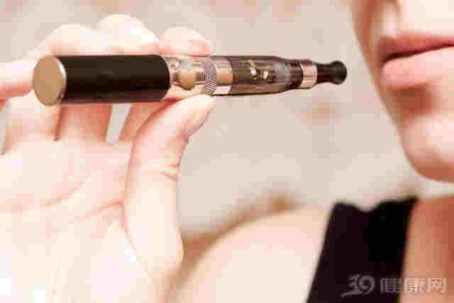 電子煙有助戒煙，還不傷肺？它有4個危害，很多人后知后覺 