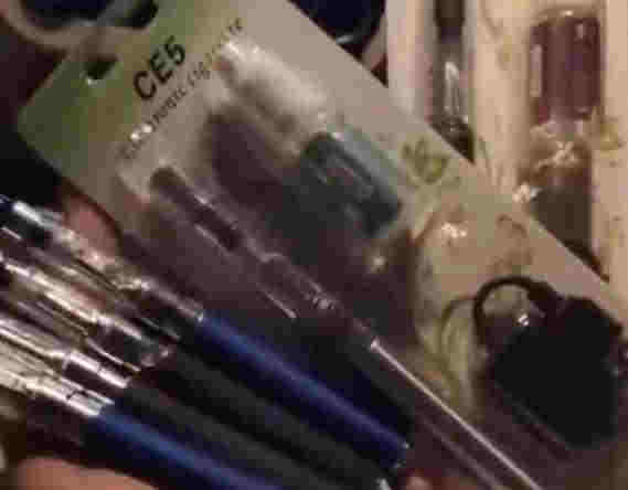 校門口文具店向小學生兜售電子煙？當地：已開展調查 