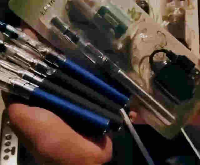 河南某小學門口文具店20元1支售賣電子煙，家長：孩子已上癮 