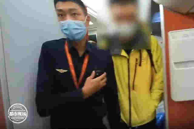 男子在飛機上抽電子煙，落地后傻眼了：以為過了安檢就能抽 