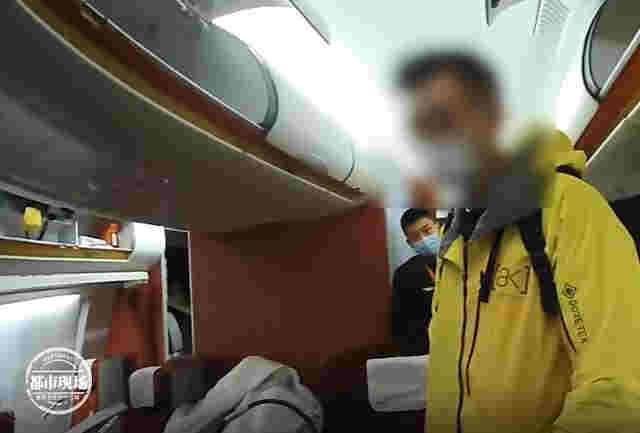 男子在飛機上抽電子煙，落地后傻眼了：以為過了安檢就能抽 