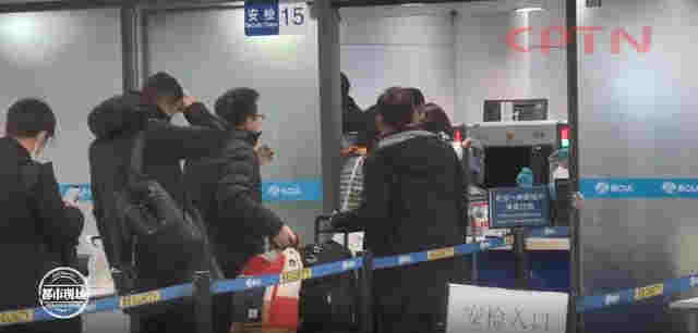 男子在飛機上抽電子煙，落地后傻眼了：以為過了安檢就能抽 