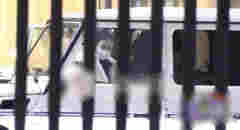 馬思純車內抽電子煙，在媽媽面前毫不避諱，吞云吐霧熟練似老手