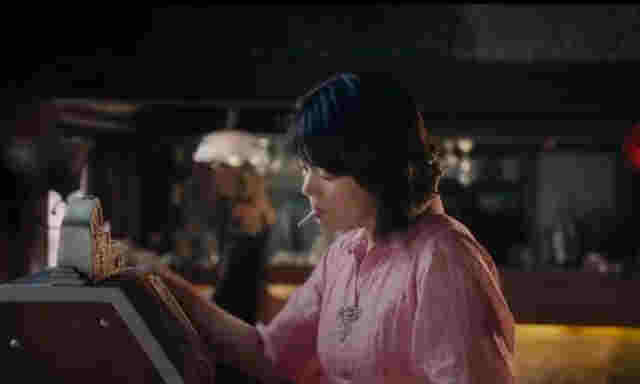 馬思純車內抽電子煙，在媽媽面前毫不避諱，吞云吐霧熟練似老手 