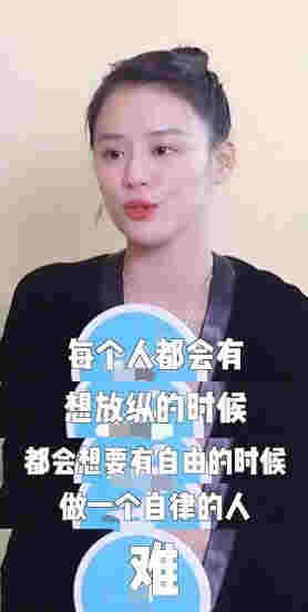 馬思純車內抽電子煙，在媽媽面前毫不避諱，吞云吐霧熟練似老手 