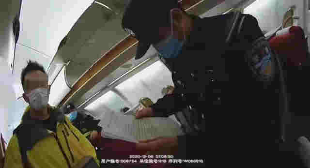 航班下降途中男子大搖大擺吸電子煙，被行拘5日 