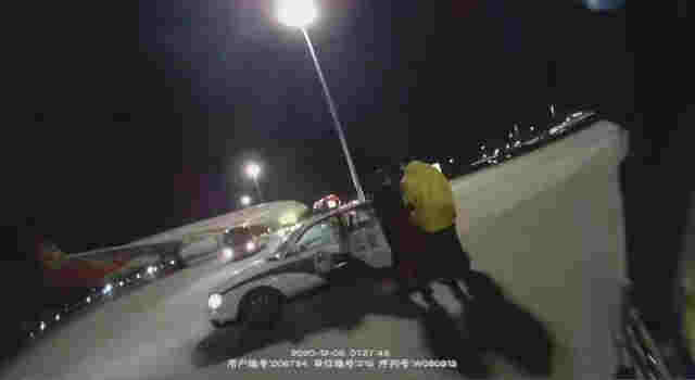 航班下降途中男子大搖大擺吸電子煙，被行拘5日 