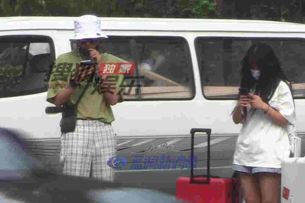 又一明星使用電子煙：張欣堯路邊等車吸電子煙 