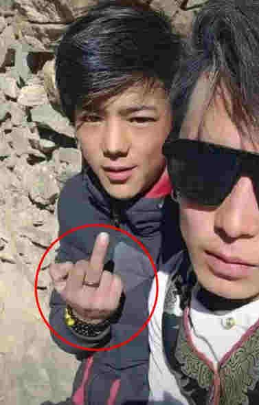 丁真抽電子煙視頻疑曝光，口吐白煙一臉享受，公司回應顯傲慢 