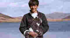 丁真吸煙視頻曝光動作熟練，公司回應惹爭議：電子煙不是煙