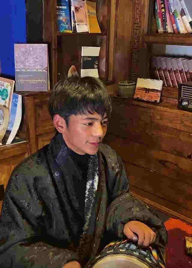 丁真吸煙視頻曝光動作熟練，公司回應惹爭議：電子煙不是煙 