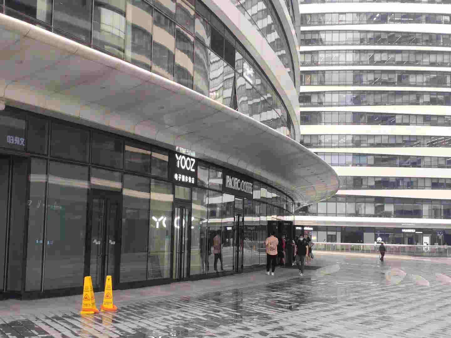 強監管下的電子煙：線上假貨泛濫，專賣店產品低價銷往微商，18歲門檻仍同虛設 