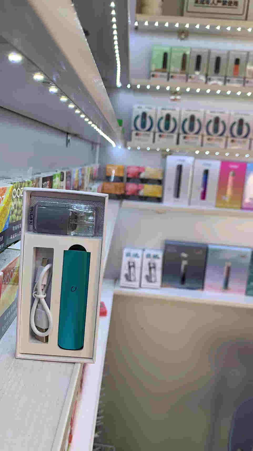 強監管下的電子煙：線上假貨泛濫，專賣店產品低價銷往微商，18歲門檻仍同虛設 